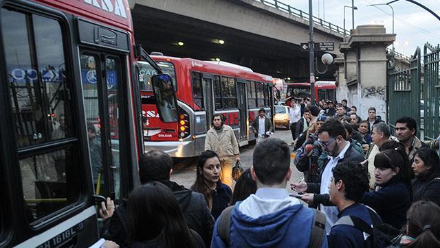 Continúa el lockout patronal en más de 100 líneas de colectivos del AMBA
