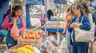 Moreno relanza el Mercado de la Econom&iacute;a Popular en la Plaza San Mart&iacute;n