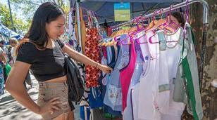 Productos escolares en el Mercado de la Econom&iacute;a Popular de Moreno