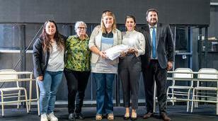 Entregan mobiliario y guardapolvos a m&aacute;s de 1.400 estudiantes