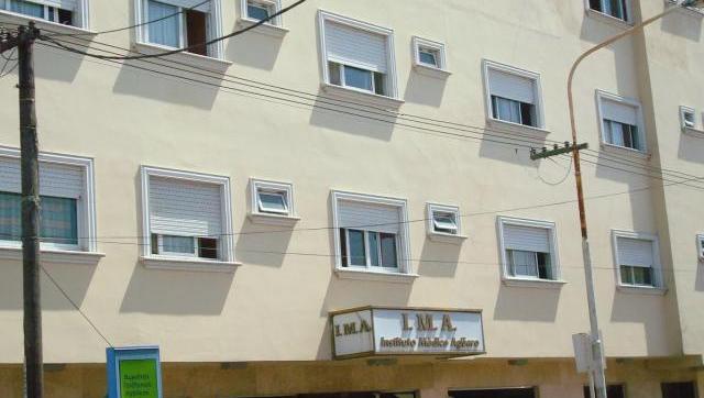 Dos médicos detenidos y cuatro prófugos en la Clínica Agüero 