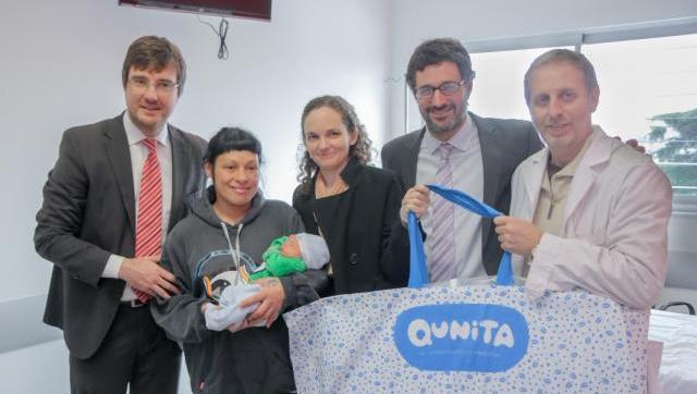 Lucas Ghi y Hernán Sabbatella entregaron cunas y elementos para el cuidado de madres y bebés en el Hospital Municipal