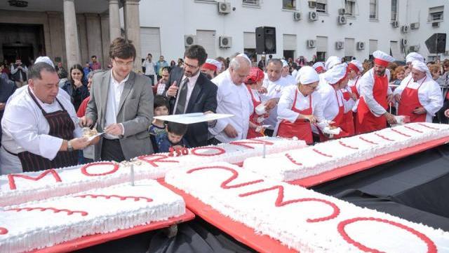 Tradición: se compartió torta gigante por el cumple de Morón en la Plaza San Martín