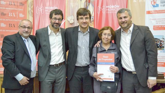 Lucas Ghi y Hernán Sabbatella entregaron escrituras a 231 familias