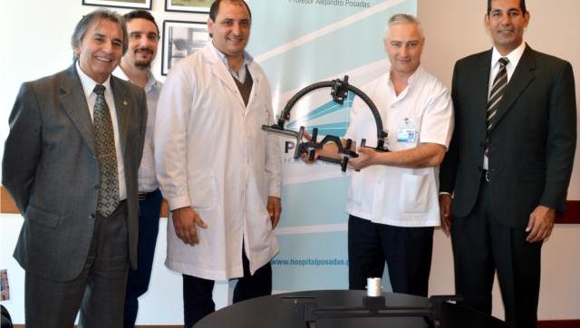 Entregaron el primer prototipo de marco estereotáxico realizado por equipos del Posadas y Cuba