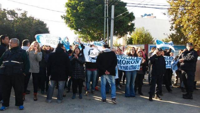 A Macri lo recibieron con protestas en Morón