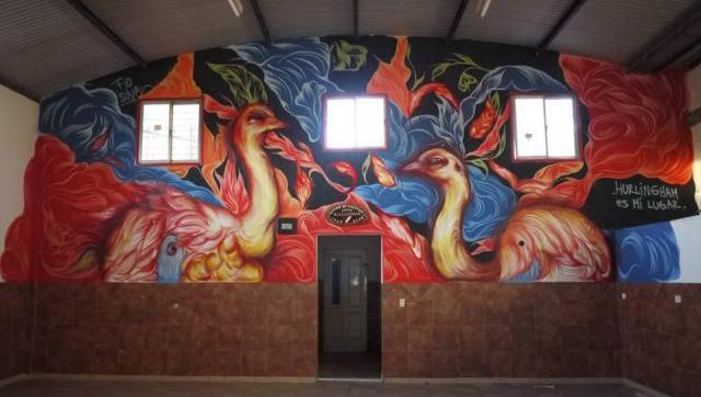 Fio Silva pintó un mural en la Sociedad de Fomento “El Ñandú”