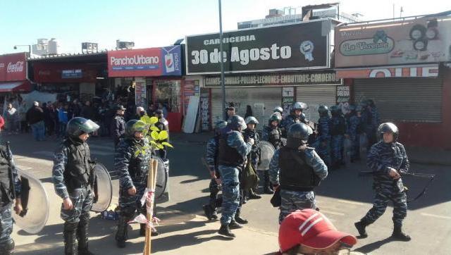 Los vendedores ambulantes se movilizaron al Municipio tras ser despojados de su fuente de ingresos