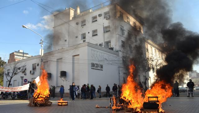 Morón en llamas: vendedores ambulantes reclaman por su trabajo y Tagliaferro no aparece