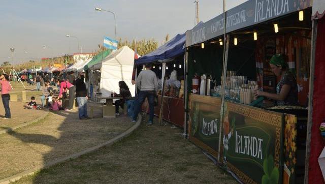 La Feria de las Colectivades llega al Barrio San Juan