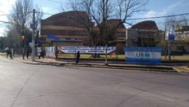 Trabajadores de la fábrica Curvo Sold realizan un paro por tiempo indeterminado contra los despidos
