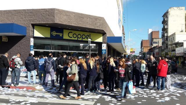 Trabajadores de Coppel protestaron en el centro de Morón