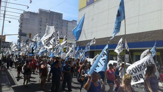 Protesta de Barrios de Pie frente a la Municipalidad de Morón