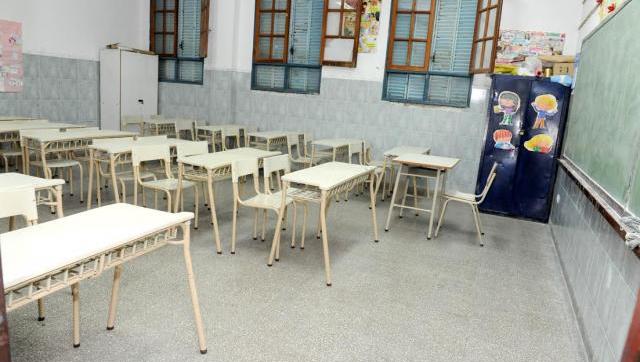 Entrega de mobiliario para las escuelas de Moreno