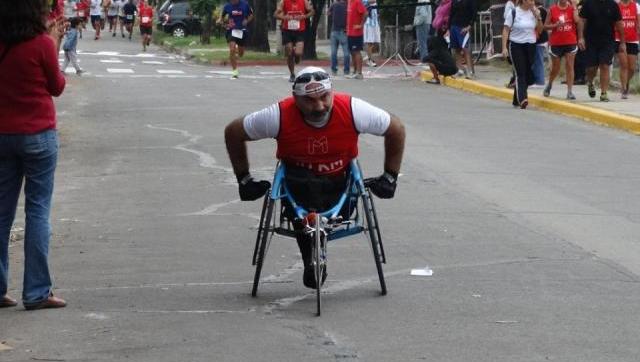 Otra carrera ganada por la inseguridad: le roban su silla de ruedas adaptada al atleta Martín Sharples