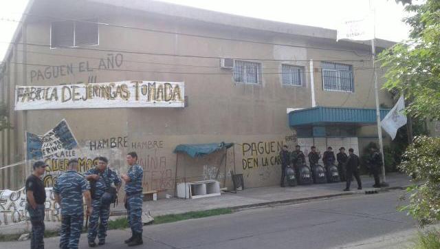 Tristeza total: desalojaron a los últimos trabajadores que quedaban en la fábrica de jeringas de Morón, un emblema nacional 