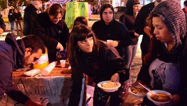 Solidaridad al palo: reparten comida caliente todos los domingos en Ituzaingó