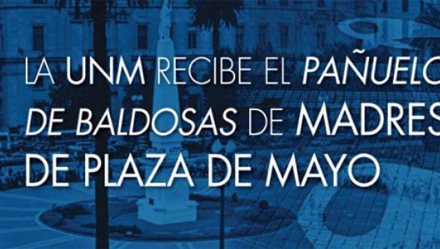 La UNM recibe el Pañuelo de Baldosas de Madres de Plaza de Mayo
