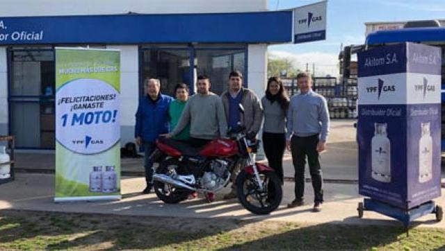Akitom SA entregó una de las 24 motos sorteadas por YPF Gas