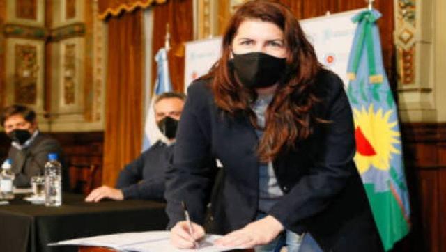 Mariel Frnández firmó el convenio del programa Potenciar Trabajo