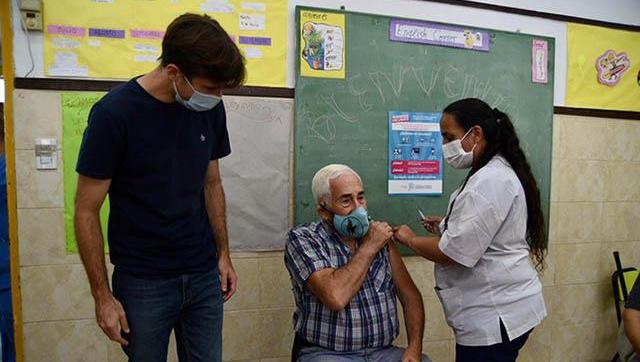 Comenzó la vacunación a mayores de 70 años y docentes en Morón 