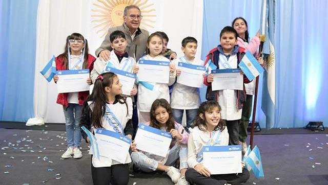 Más de 1.500 estudiantes juraron a la bandera en un emotivo acto