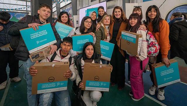 Se entregaron 416 netbooks a estudiantes de escuelas secundarias