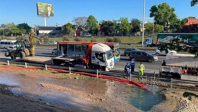 Finalizó la reparación de la cañería maestra en la colectora del Acceso Oeste