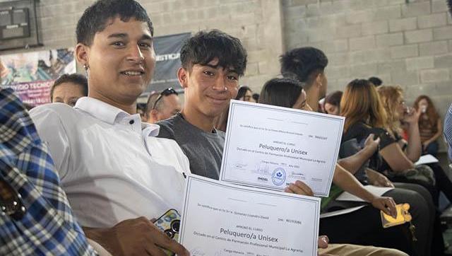 Diplomas a estudiantes de los cursos de formación Profesional Municipales