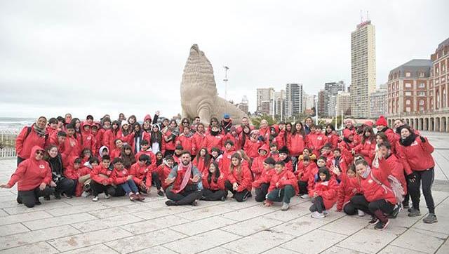 Más de 450 estudiantes de Morón viajaron a Mar del Plata en el marco del programa municipal 