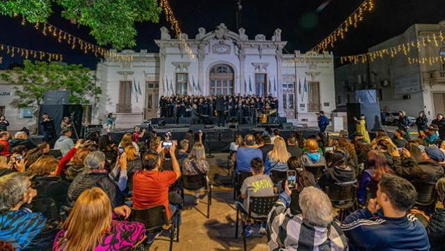 La Misa Criolla deslumbró en Moreno con más de 40 músicos en escena