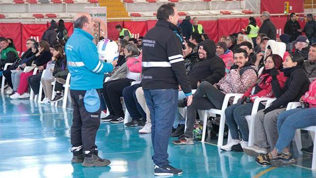 Ghi y Marinucci encabezaron entrega de Pases Multimodales y cascos protectores en Morón