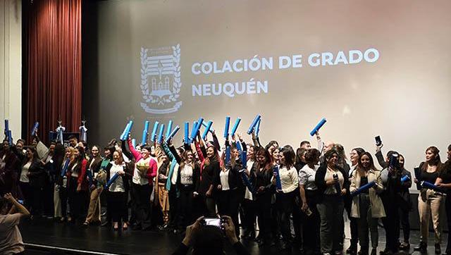 La Universidad de Morón sigue expandiendo su presencia federal: primera colación en Neuquén