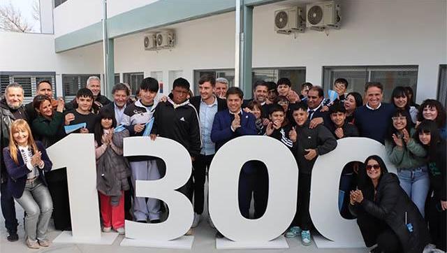 Inauguran la Secundaria N°48 y entregan equipamiento médico al Hospital Güemes