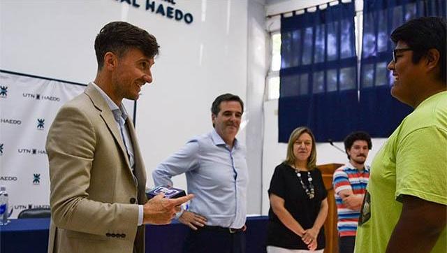 El Municipio de Morón acompañó una jornada de entrega de anteojos a estudiantes de la UTN Haedo